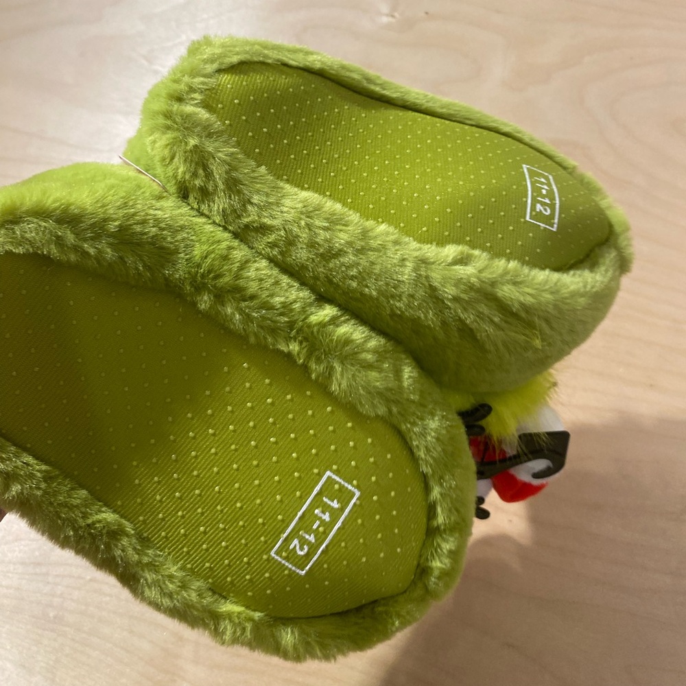 Kids Grinch Slippers with Santa Hats 11-12 (QA) - Picture 6 of 9